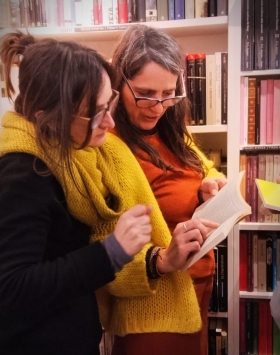 Iruñeko Re-Read bigarren eskuko liburuen dendako arduradun Nuria Rodriguez eta Sole Artola, neguan, dendan. NAFARROAKO HITZA Iruñeko Re-Read bigarren eskuko liburuen dendako arduradun Nuria Rodriguez eta Sole Artola, neguan, dendan. NAFARROAKO HITZA
