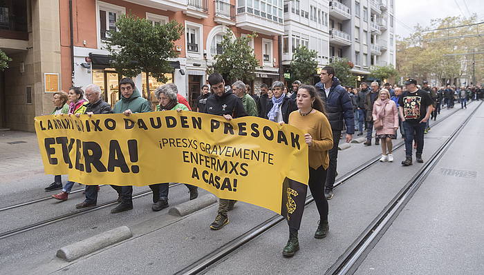 Larriki gaixo dauden presoak, etxera! lelopean egin dute mobilizazioa, Gasteizen. JUANAN RUIZ / FOKU