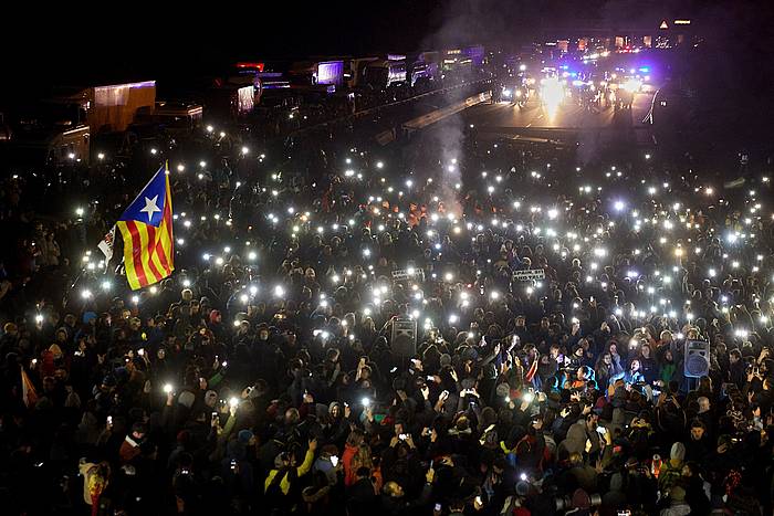 Tsunami Demokratikoak deituta, Gironan, AP-7 autobidean egin zuten errepide mozketa. DAVID BORRAT, EFE