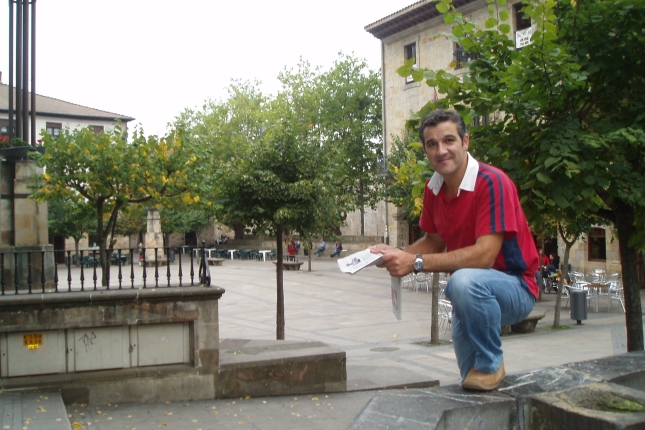 (ID_15108276) Andoni Aizpuru Elorrioko plazako iturriaren ondoan. (ID_15108276) Andoni Aizpuru Elorrioko plazako iturriaren ondoan.