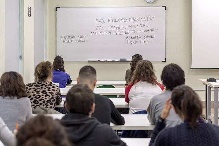 Osakidetzako lan eskaintza publikoko azterketa bat, Gasteizen. JUANAN RUIZ / FOKU