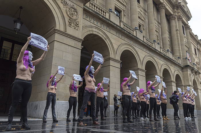 LABeko kideen protesta Gipuzkoako Foru Aldundian, Donostian, gaur goizean. ANDONI CANELLADA / FOKU