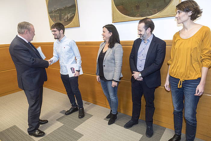 Pedro Azpiazu Ogasun sailburua eta Lander Martinez EPren bozeramailea elkar agurtzen, aurreko asteartean. JUANAN RUIZ / FOKU