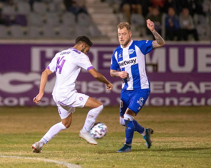 John Guidetti, Jaeneko jokalari batekin lehian. JOSE MANUEL PEDROSA / EFE