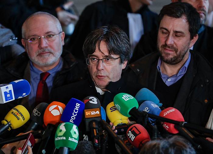 Carles Puigdemont —erdian— eta Toni Comin —eskuinean—, asteon, Belgikan. EFE