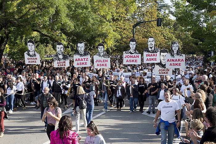 'Altsasu auzian' auzipetutako gazteen aldeko bizikleta martxa egin zuten urrian Iruñean. IñIGO URIZ / FOKU