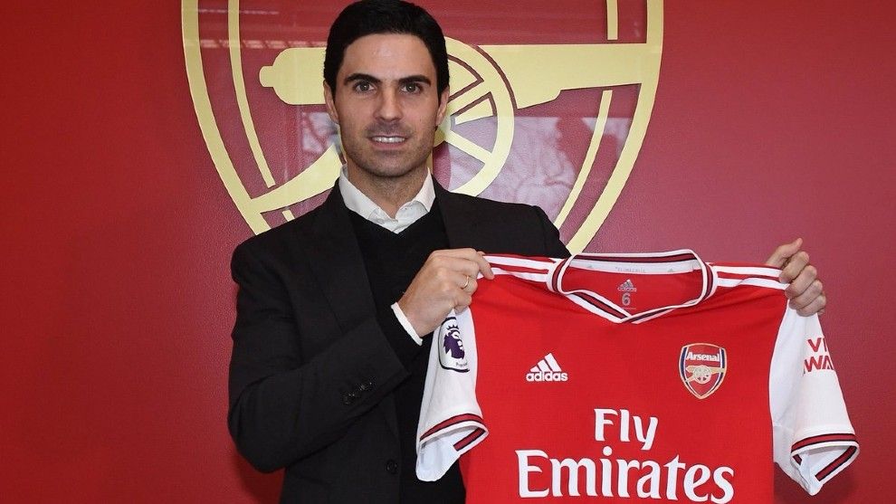 Mikel Arteta, Arsenaleko kamiseta eskuetan duela. @ARSENAL