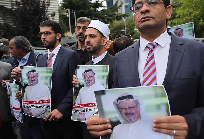 Pentsa askatasunaren aldeko protesta, Saudi Arabiak Istanbulen zuen enbaxadaren aurrean, urrian. Han hil zuten, ustez, Khaxoggi. TOLGA BOZOGLU / EFE