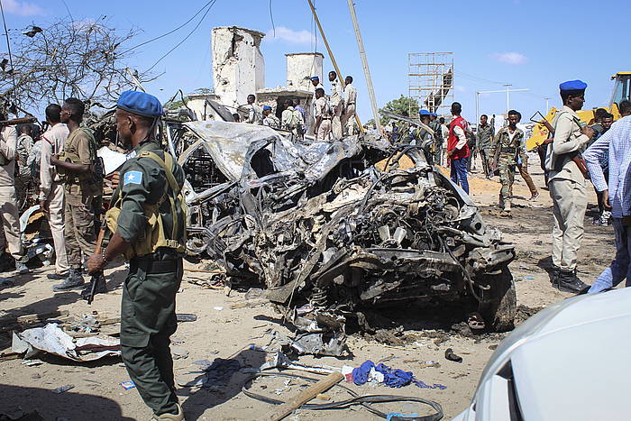 Poliziak eztanda handia gertatu den lekuan, Muqdisho hiriburuan. SAID YUSUF WARSAME / EFE