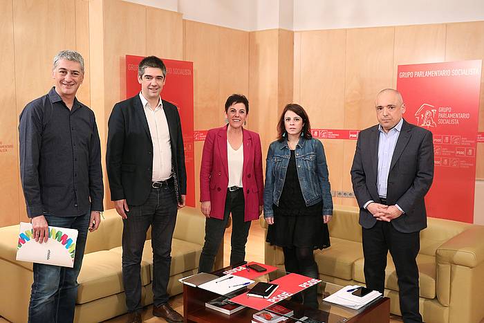 EH BILDU eta PSOEren arteko bilera. Oskar Matute, Gorka Elejabarrieta, Mertxe Aizpurua, Adriana Lastra eta Rafael Simancas. EFE