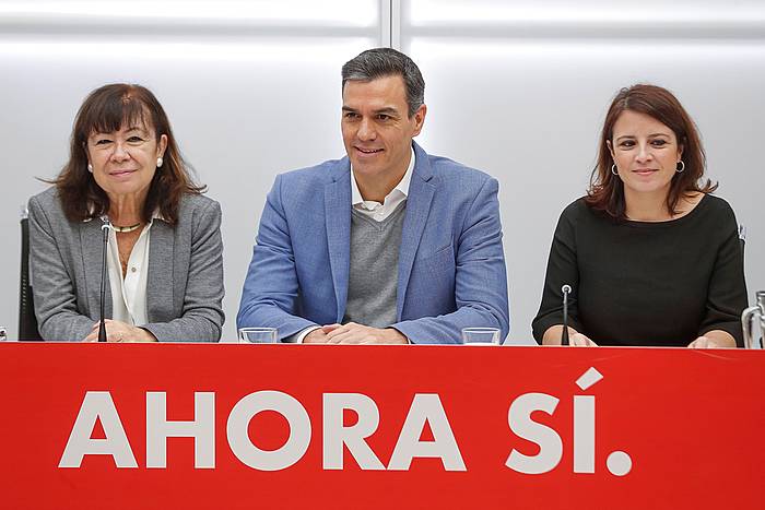 Cristina Narbona, Pedro Sanchez eta Adriana Lastra gaur goizean PSOEren zuzendaritzako bileran. EMILIO NARANJO, EFE