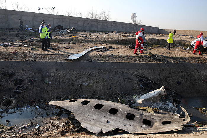 Larrialdi zerbitzuetako kideak, hegazkinak lurra jo duen lekuan, Teheran hiriburutik 30 kilometrora. ABEDIN TAHERKENAREH