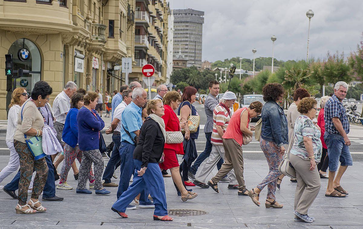 Turista talde bat, Donostiako kaleetan. GORKA RUBIO / FOKU