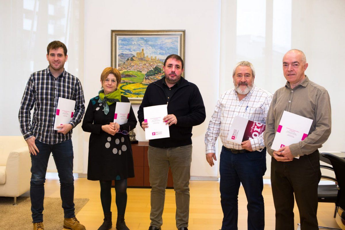 Tasio Arrizabalaga, Expe Iriarte, Unai Uhalde, Fernando Armendariz eta Txemi Perez, gaurko bileraren ostean. NAFARROAKO FORO SOZIAL IRAUNKORRA