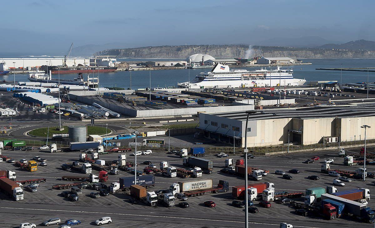 Bilbotik Portsmouthera doan ferrya eta harresiaren irudia. LUIS JAUREGIALTZO / FOKU