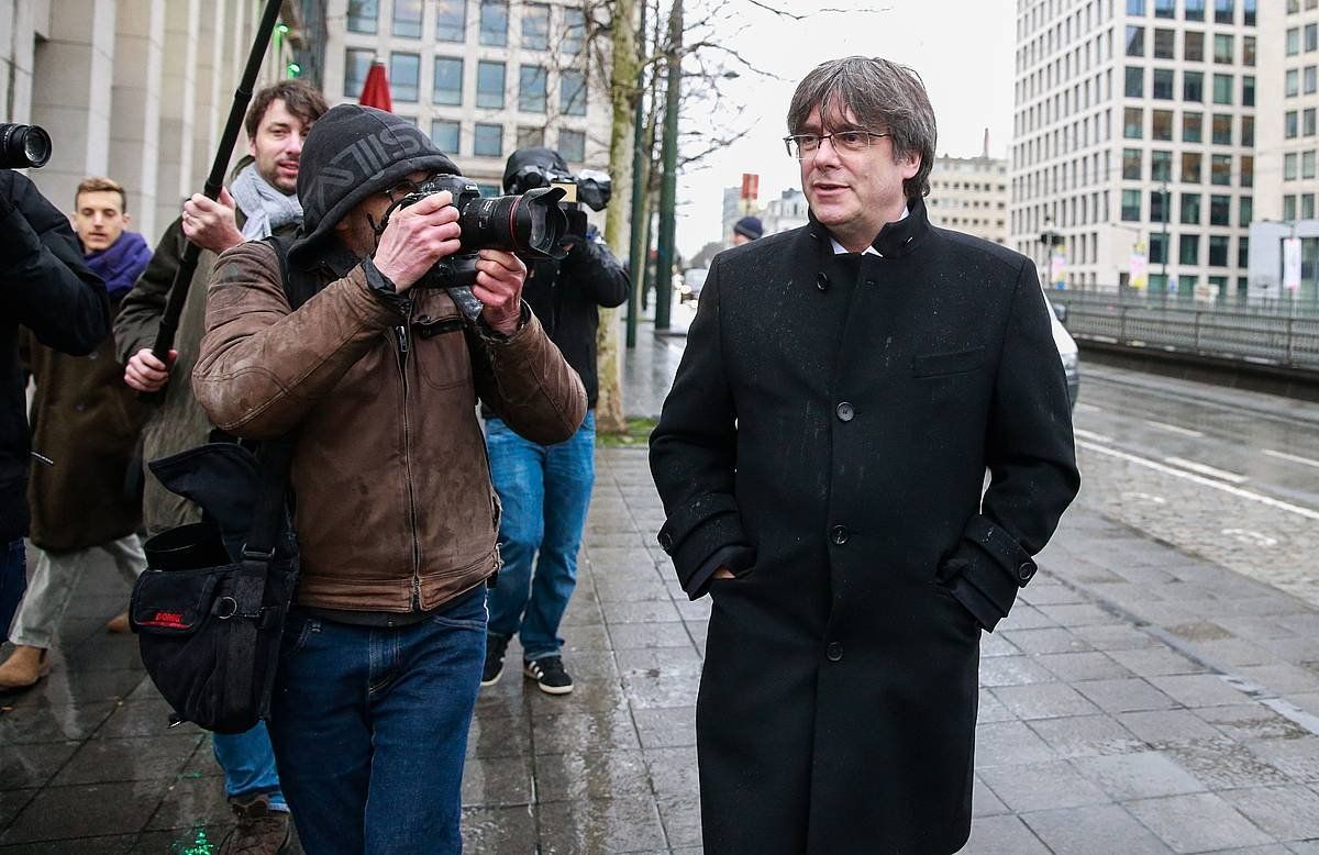 Carles Puigdemont, Bruselan, atzo, bere aurkako euroaginduari buruz deklaratu aurretik. STEPHANIE LECOCQ, EFE