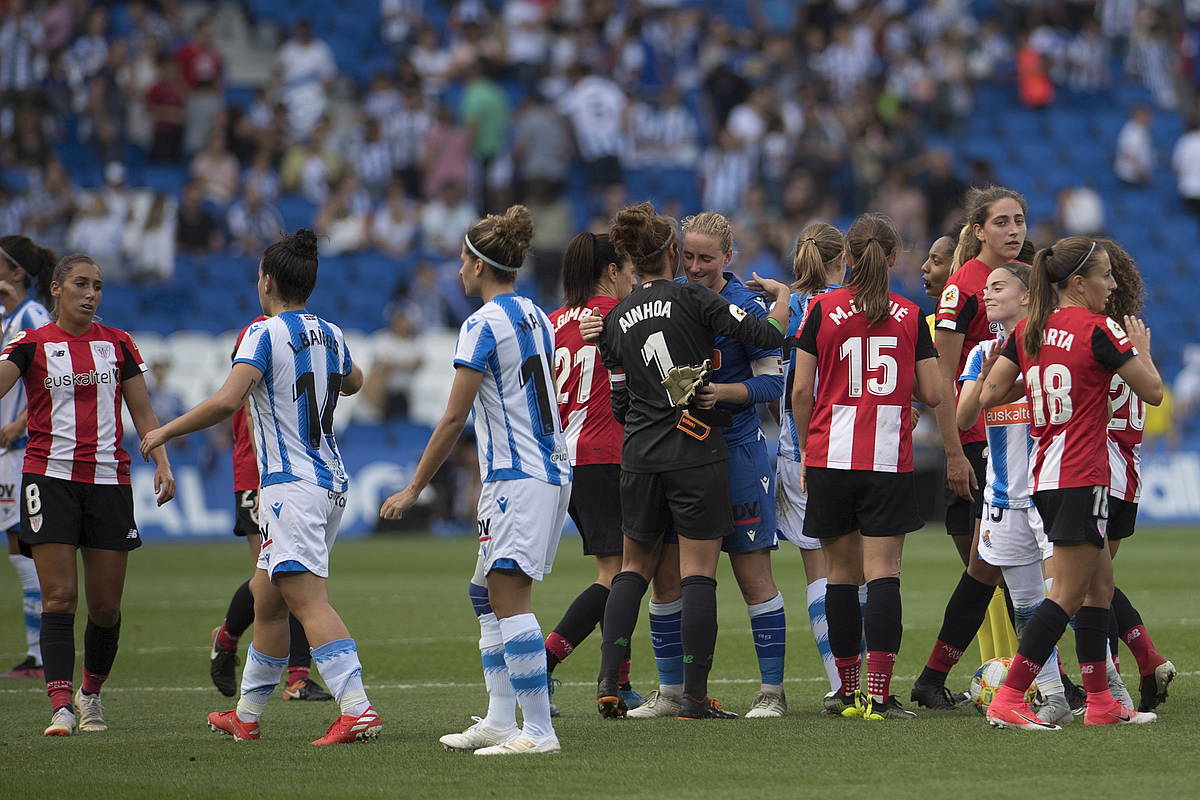 Irudian, Realeko eta Athleticeko jokalariak elkar besarkatzen, urriaren 13an Donostian jokatutako partidaren ostean. JUAN CARLOS RUIZ / FOKU