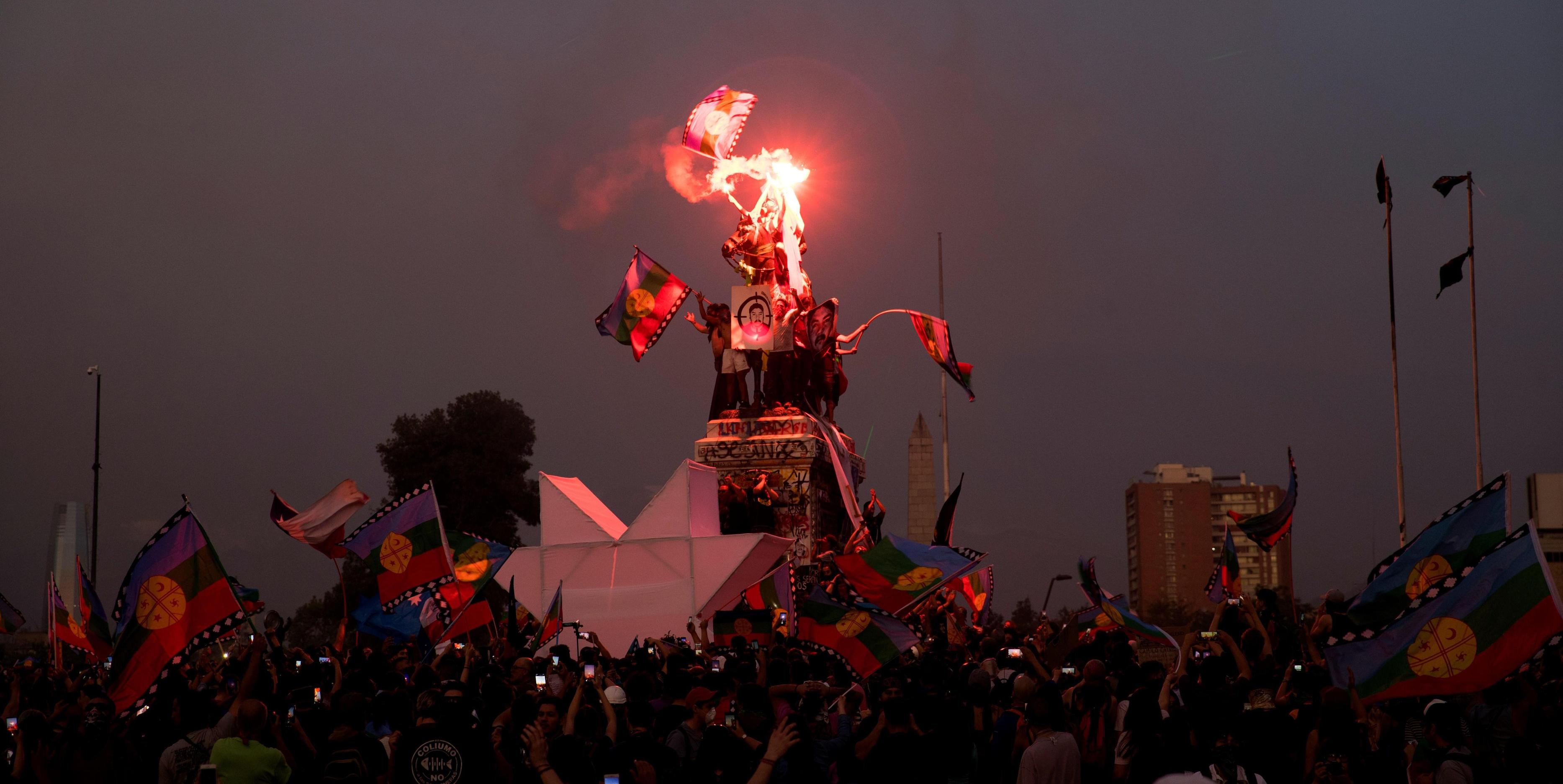 Santiagoko Italia plazan egindako protestetako bat, 2019ko azaroaren 14koa. Dozenaka mila herritar atera ziren kalera. ORLANDO BARRIA / EFE