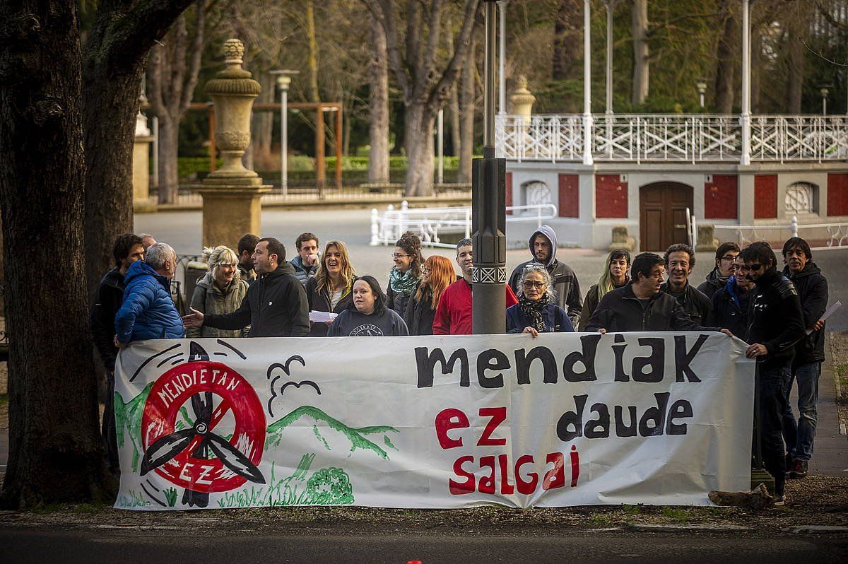 Iturrietako proiektuaren aurkako taldea eratu dute hainbat herritarrek. Protesta egin dute gaur, Gasteizen. JAIZKI FONTANEDA/FOKU