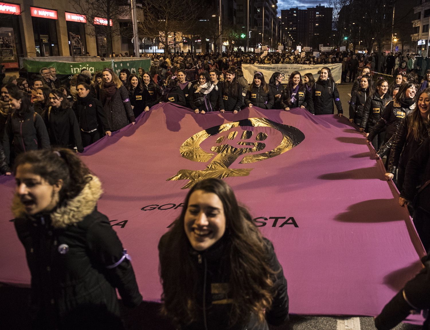 Bigarrenez, mugimendu feministak grebara deitu zuen Emakumeen Nazioarteko Egunean, eta mobilizazio handiak egin zituzten emakumeek; Irudian, Donostiakoa. JAGOBA MANTEROLA / FOKU