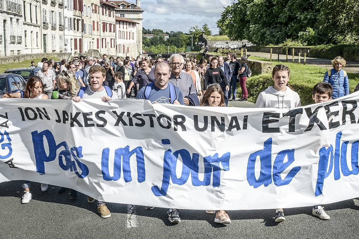 Ion Parot, Unai Parot, Jakes Esnal, eta Frederic Haranbururen baldintzapeko askatasuna eskatzeko manifestaldia Baionan, 2018ko ekainean. ISABELLE MIQUELESTORENA