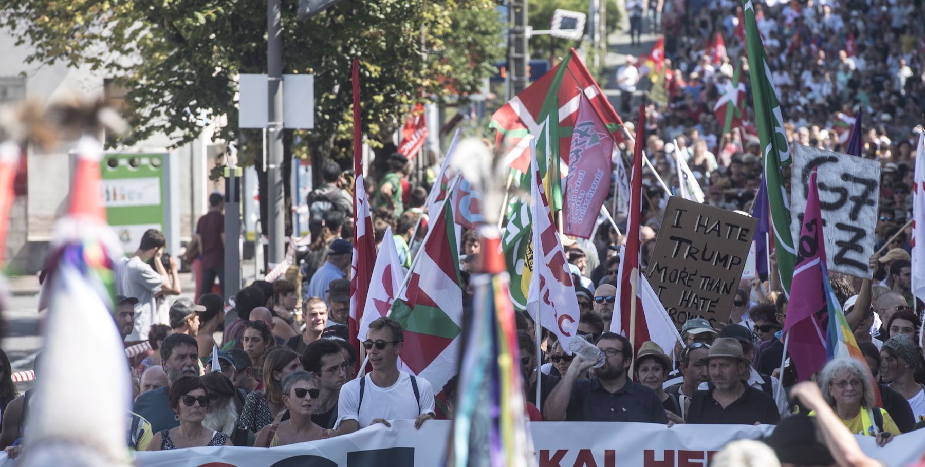 Manifestazio jendetsua egin zuten agorrilaren 25ean Hendaia eta Irun artean. 15.000 pertsona bildu ziren, antolatzaileen arabera. JAGOBA MANTEROLA, FOKU