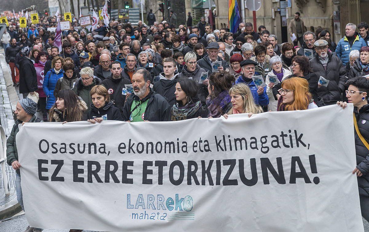 Larreko Mahaia taldeak deitu duen manifestazioa, gaur arrantsaldean, Donostian. ANDONI CANELLADA / FOKU