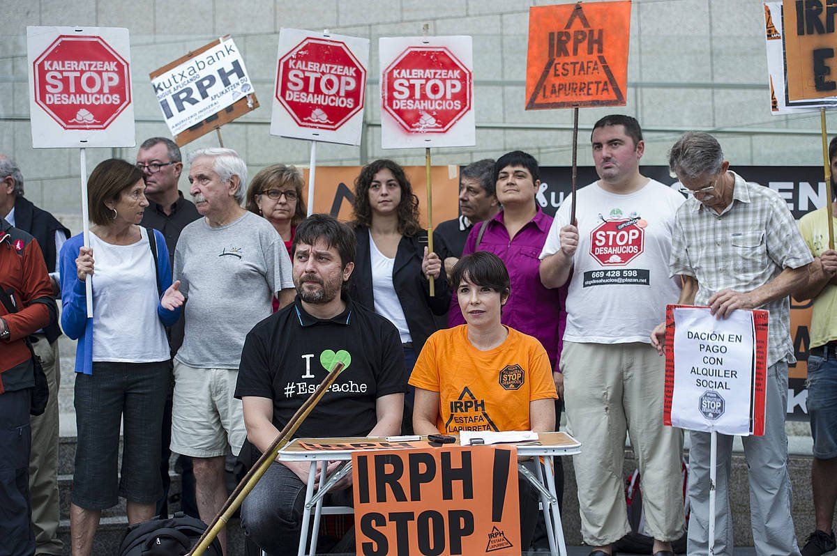 IRPHaren aurkako protesta, Donostiako epaitegiaren aurrean. JON URE / FOKU