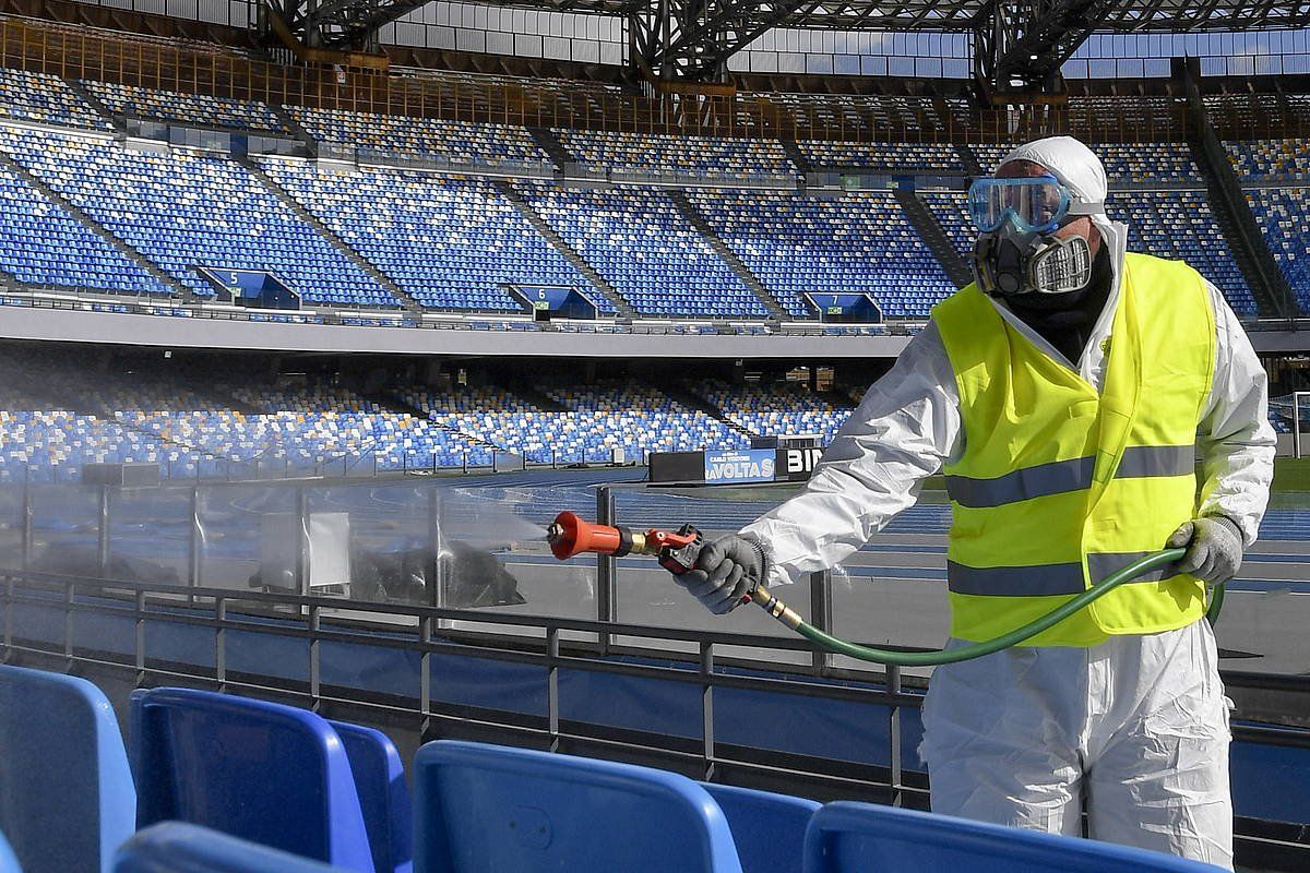 Langile bat koronabirusarengatik Napoliko San Paolo estadioa garbitzen, gaur, Italian. CIRO FUSCO / EFE