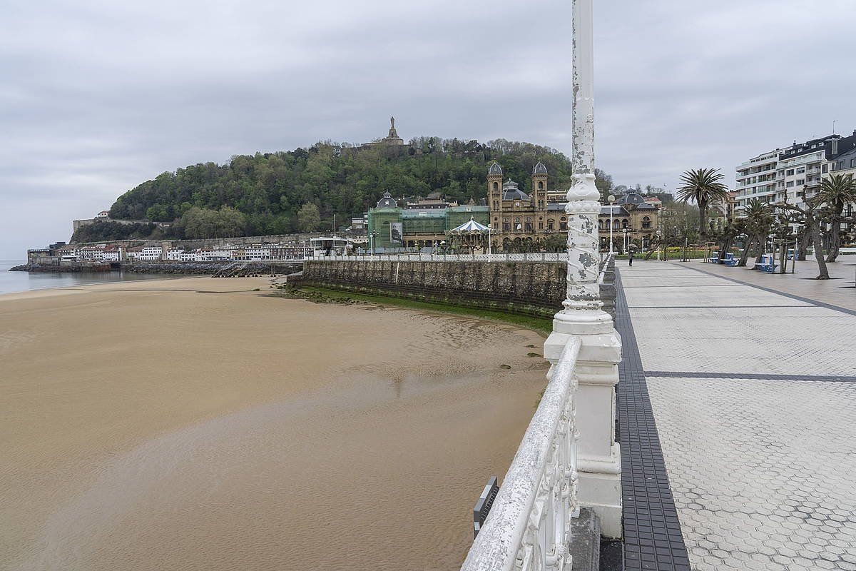 Donostiako Kontxako pasealekua, hutsik, konfinamendua dela eta. ANDONI CANELLAA / FOKU