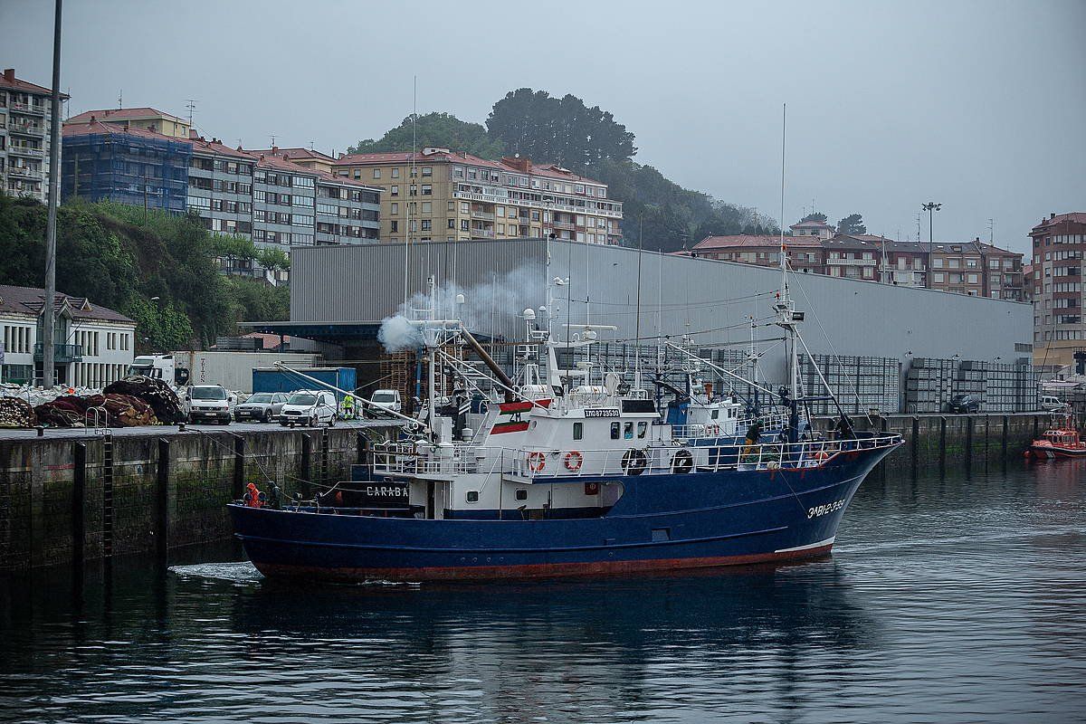 Arrantzontzi bat Bermeoko portuan, gaur goizean. ARITZ LOIOLA / FOKU