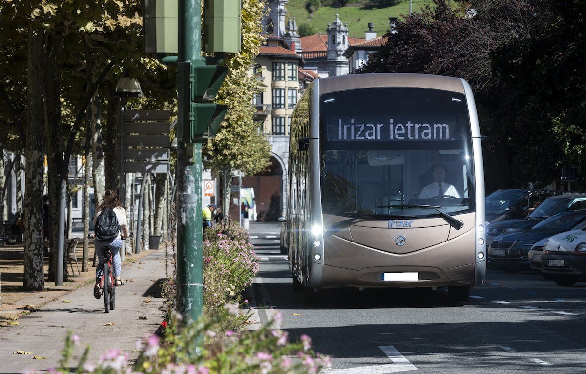 Irizarren ieTram autobus elektriko bat, Tolosan. IRIZAR