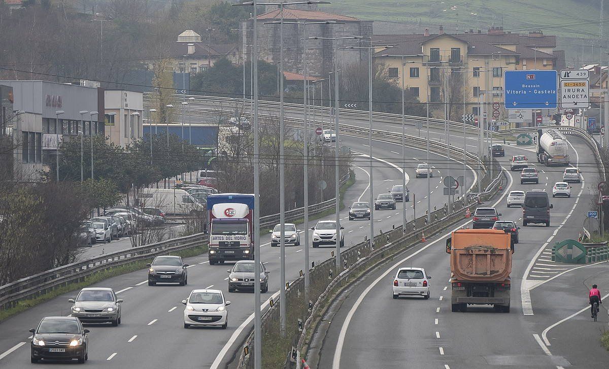 Ibilgailuen kutsadura N1 errepidean, artxiboko irudi batean. ANDONI CANELLADA / FOKU