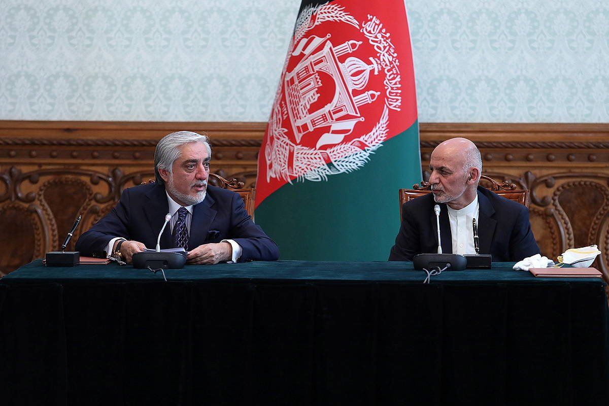 Abdullah eta Ghani, atzo, akordioa sinatzeko ekitaldian. EFE