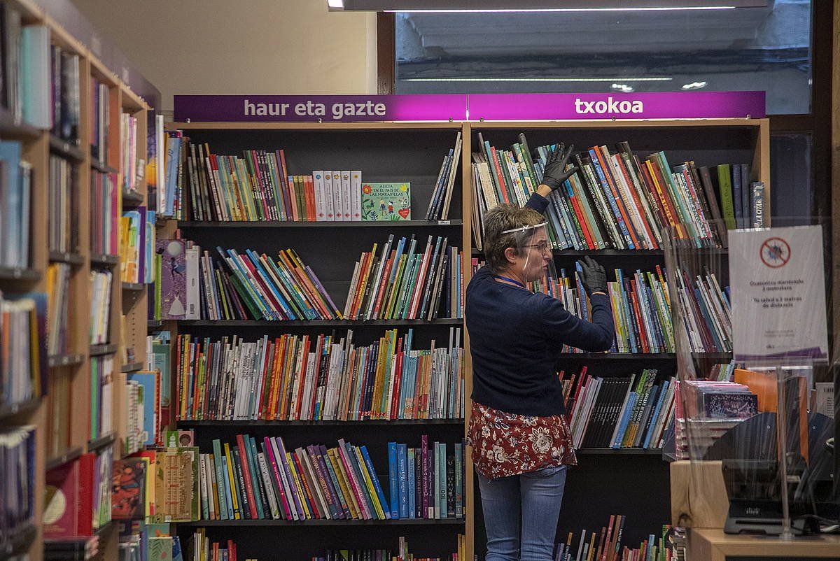 Joan den astean zabaldu zituzten ateak liburu dendek. Irudian, Donostiako Elkar. GORKA RUBIO / FOKU