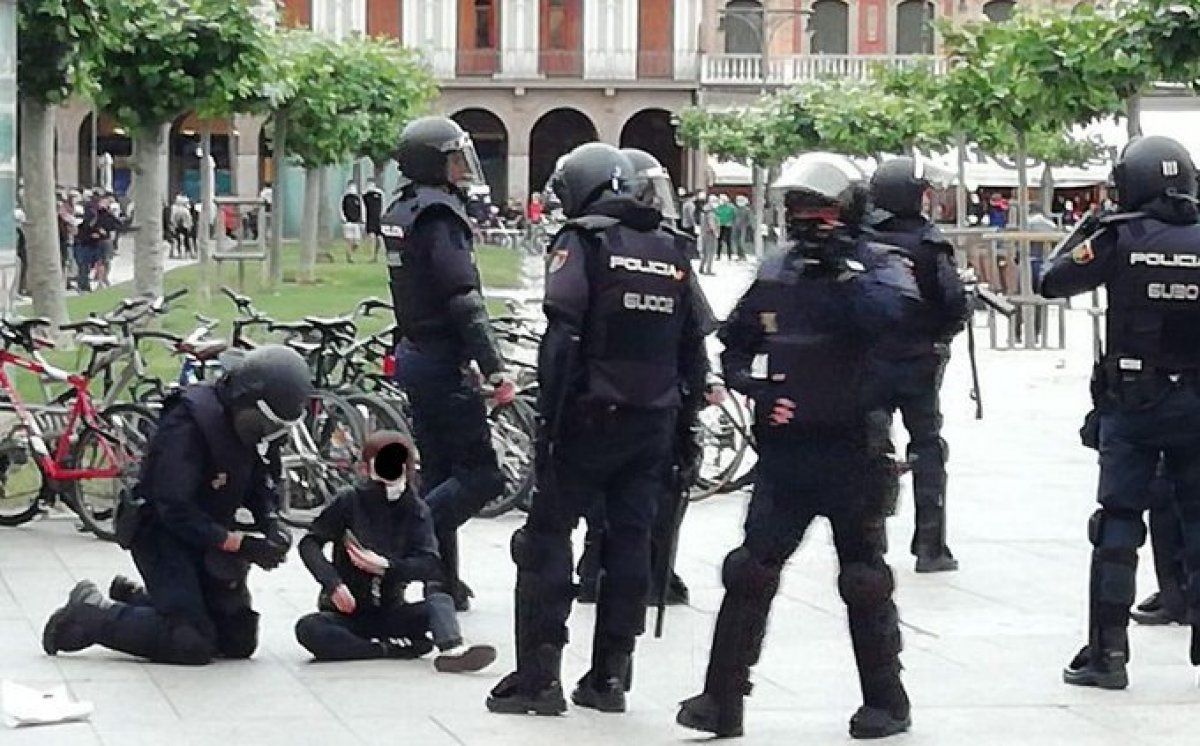Espainiako Poliziak manifestaria atxilotu zuen unea. AHOTSA.INFO
