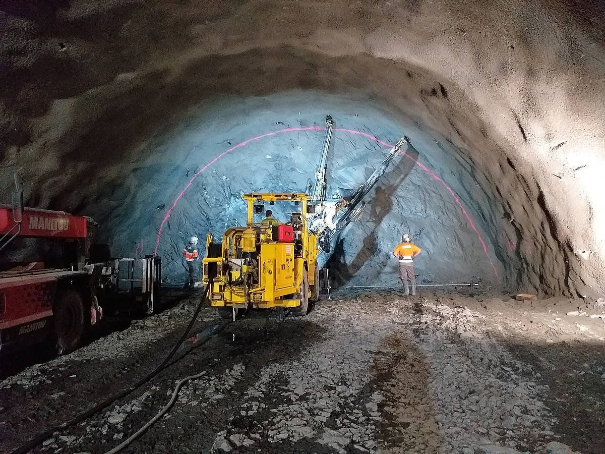 Arnotegi mendian egiten ari diren tunelaren lanak. BERRIA