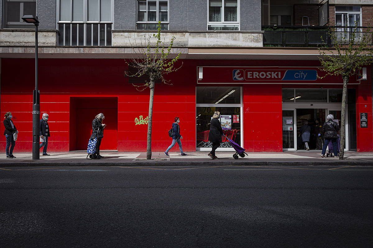 Herritarrak ilada egiten Gasteizko supermerkatu batean, apirilean. ENDIKA PORTILLO / FOKU