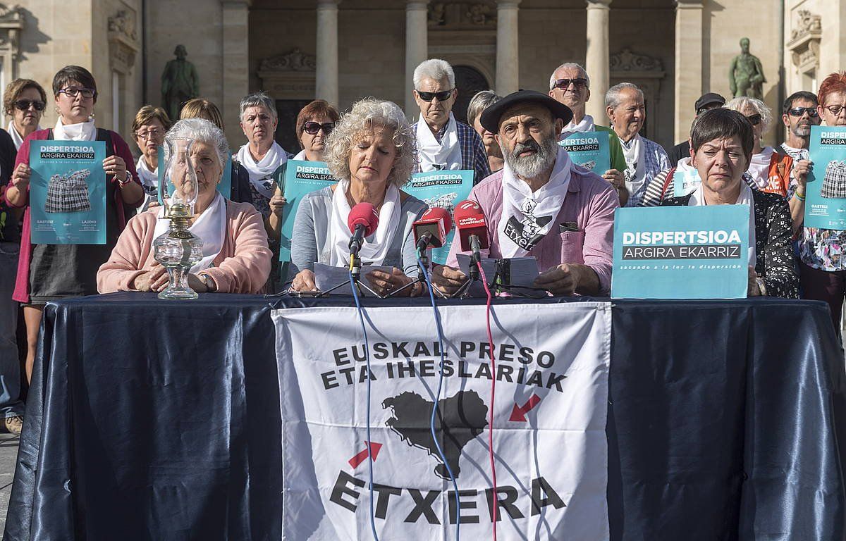 Etxerat-eko kideak, 2017an, Gasteizen, urruntzearen aurkako prentsaurreko bat ematen. JUANAN RUIZ, FOKU