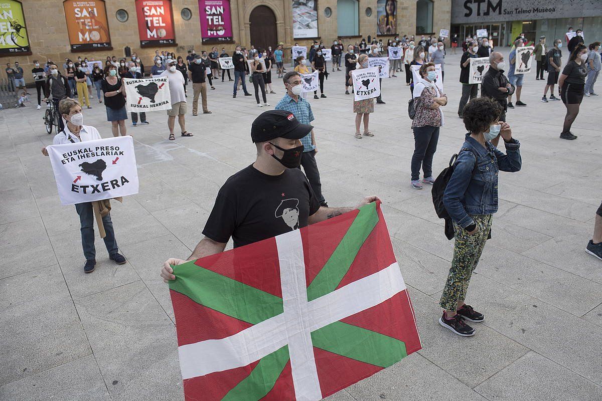 Patxi Ruizi babesa azaltzeko elkarretaratzea egin zuten hilaren 21ean, Donostian. JUAN CARLOS RUIZ / FOKU