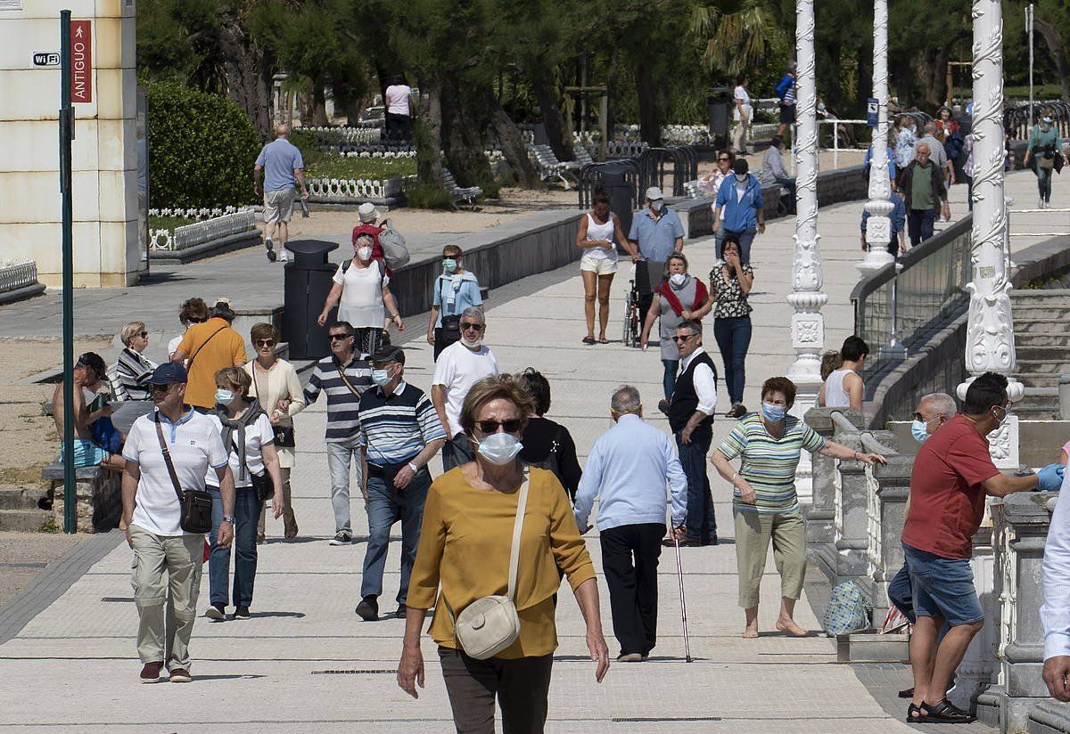 Herritarrak paseoan, Donostiako Ondarreta hondartzaren ondoan. JON URBE / FOKU