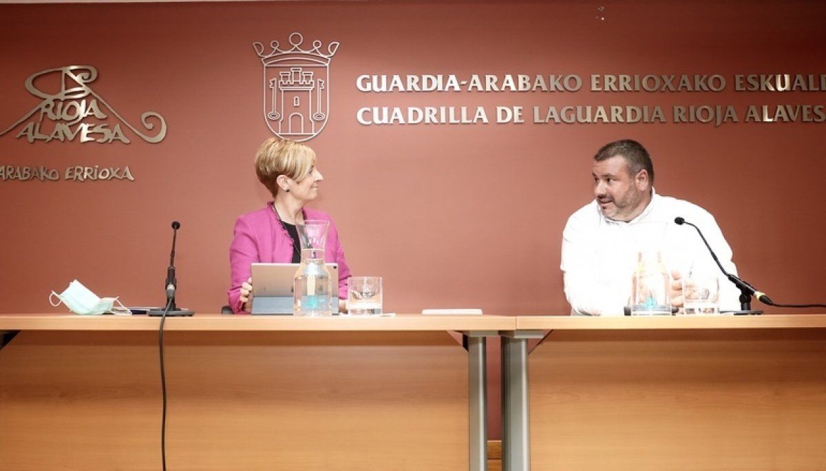 Arantxa Tapia eta sektoreko ordezkari bat, Guardian. IREKIA