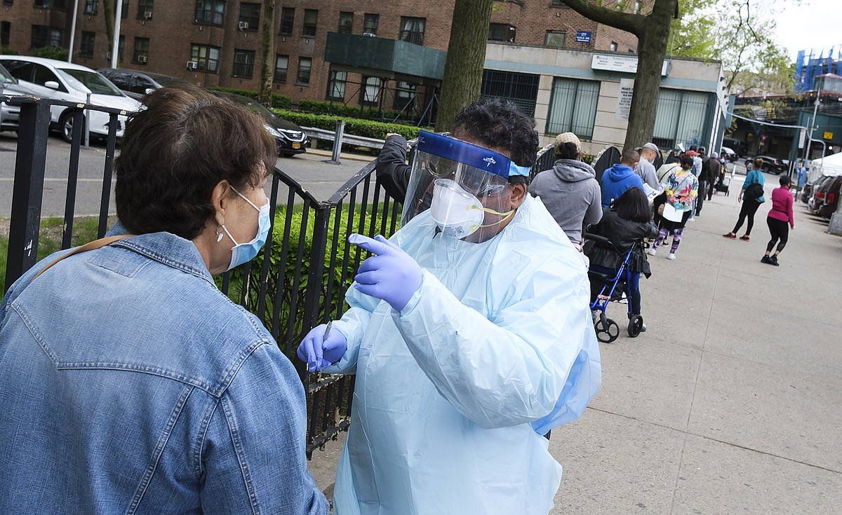 Ilara luzeak egin dituzte New Yorken, koronabirusaren proba egin ahal izateko. JUSTIN LANE / EFE