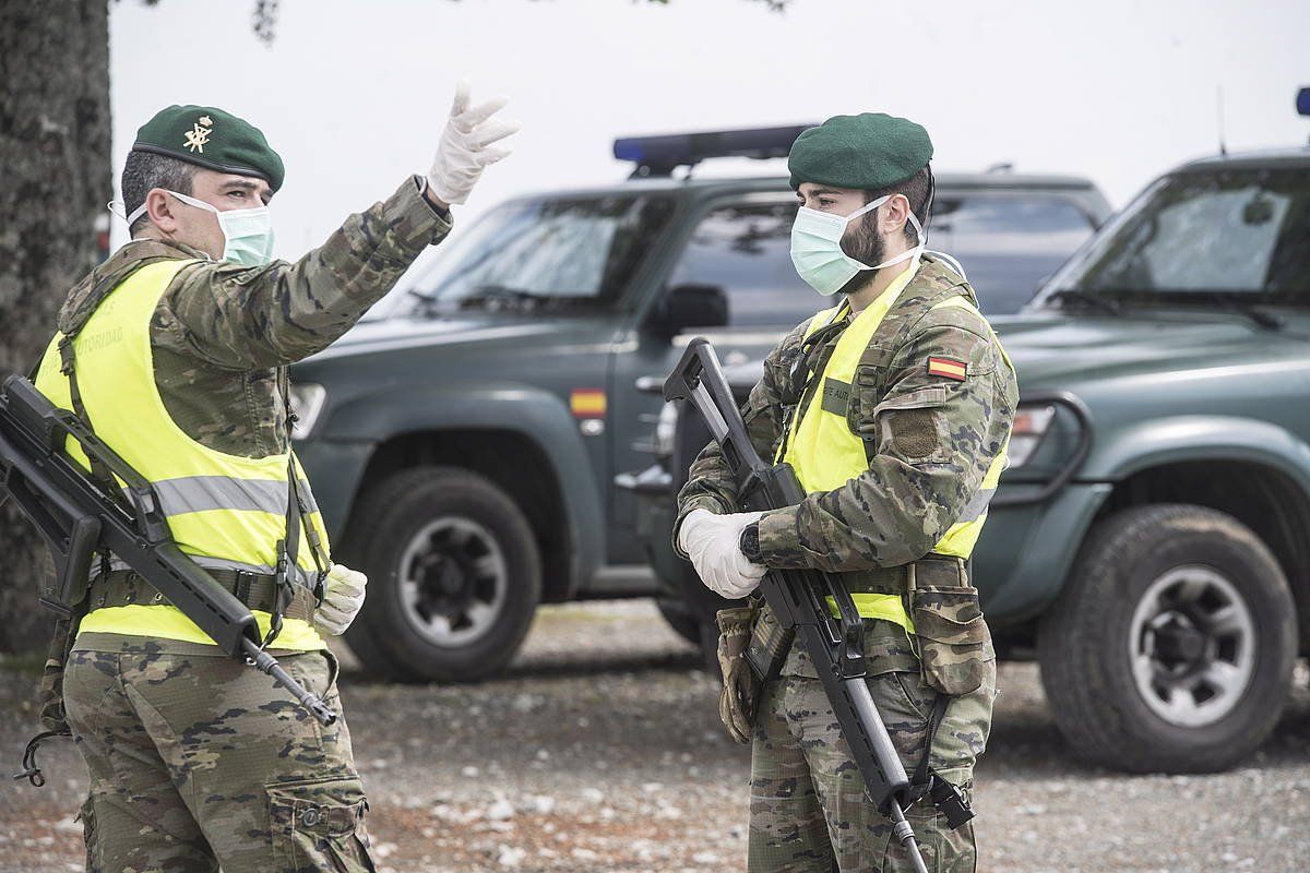 Bi guardia zibil Etxalarren ( Nafarroa). JAGOBA MANTEROLA / FOKU