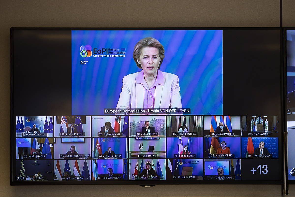 Ursula von der Leyen Europako Batzordeko presidentea estatuburuekin bidekonferentzia bidez iandako bileran. FRANCISCO SECO (EFE)