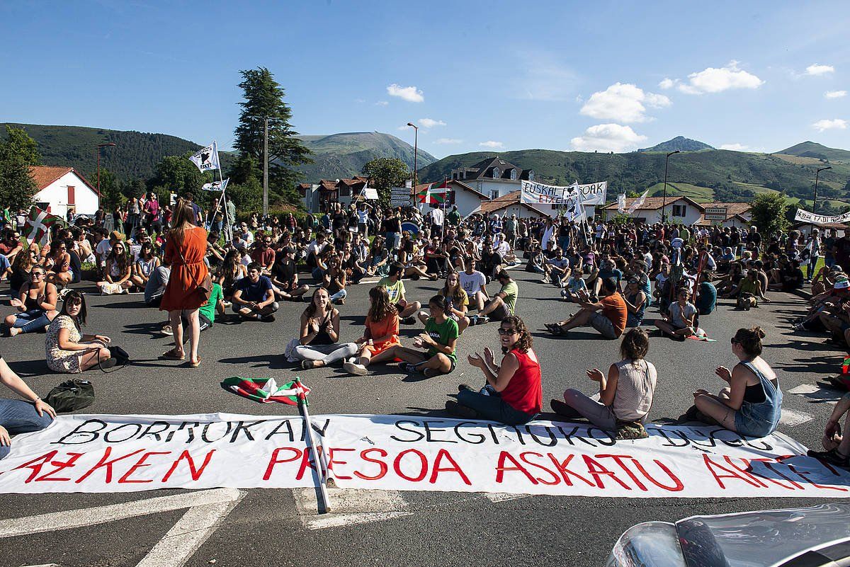 Itsasu eta Garazi arteko errepidea moztu dute manifestariek. GUILLAUME FAUVEAU