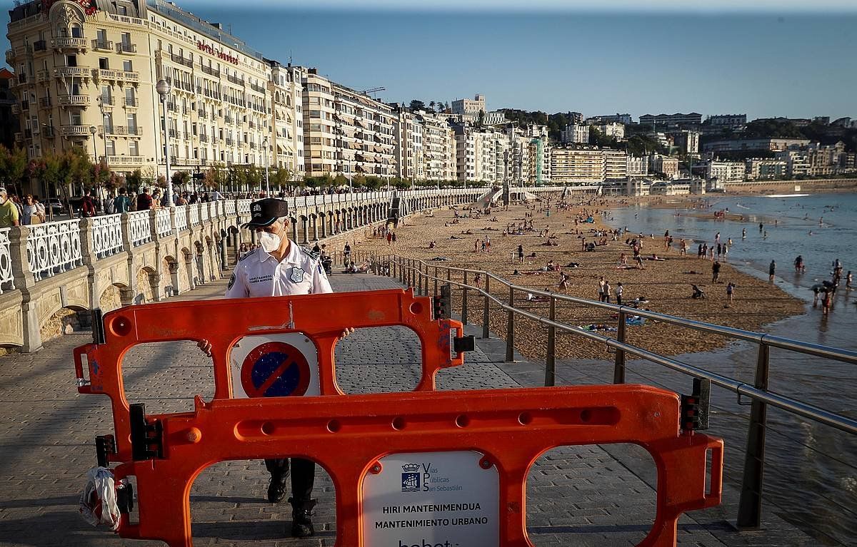 Donostiako Kontxako hondartzako sarbideetako bat itxita. JAVIER ETXEZARRETA / EFE