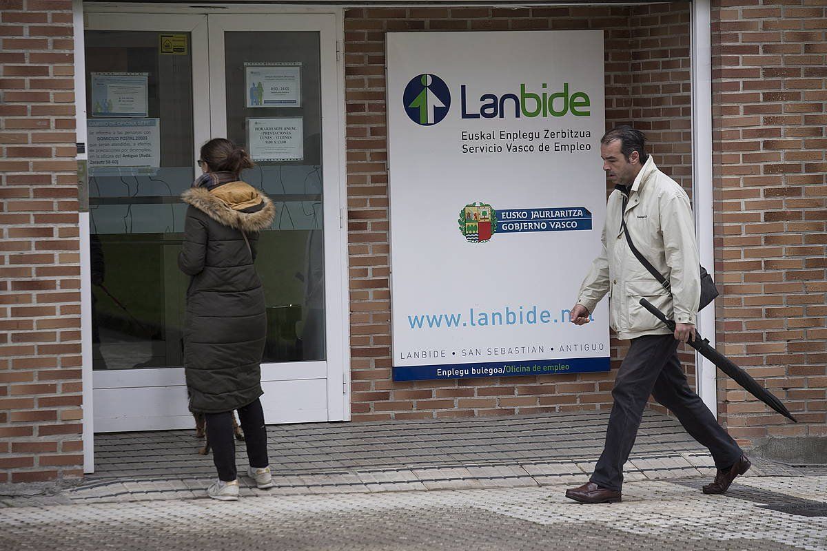 Lanbideren Benta Berriko bulegoa (Donostia). Aurrerantzean, osagarria eskatzeko ez da derrigorrezkoa izango bulegora joatea.. JUAN CARLOS RUIZ / FOKU