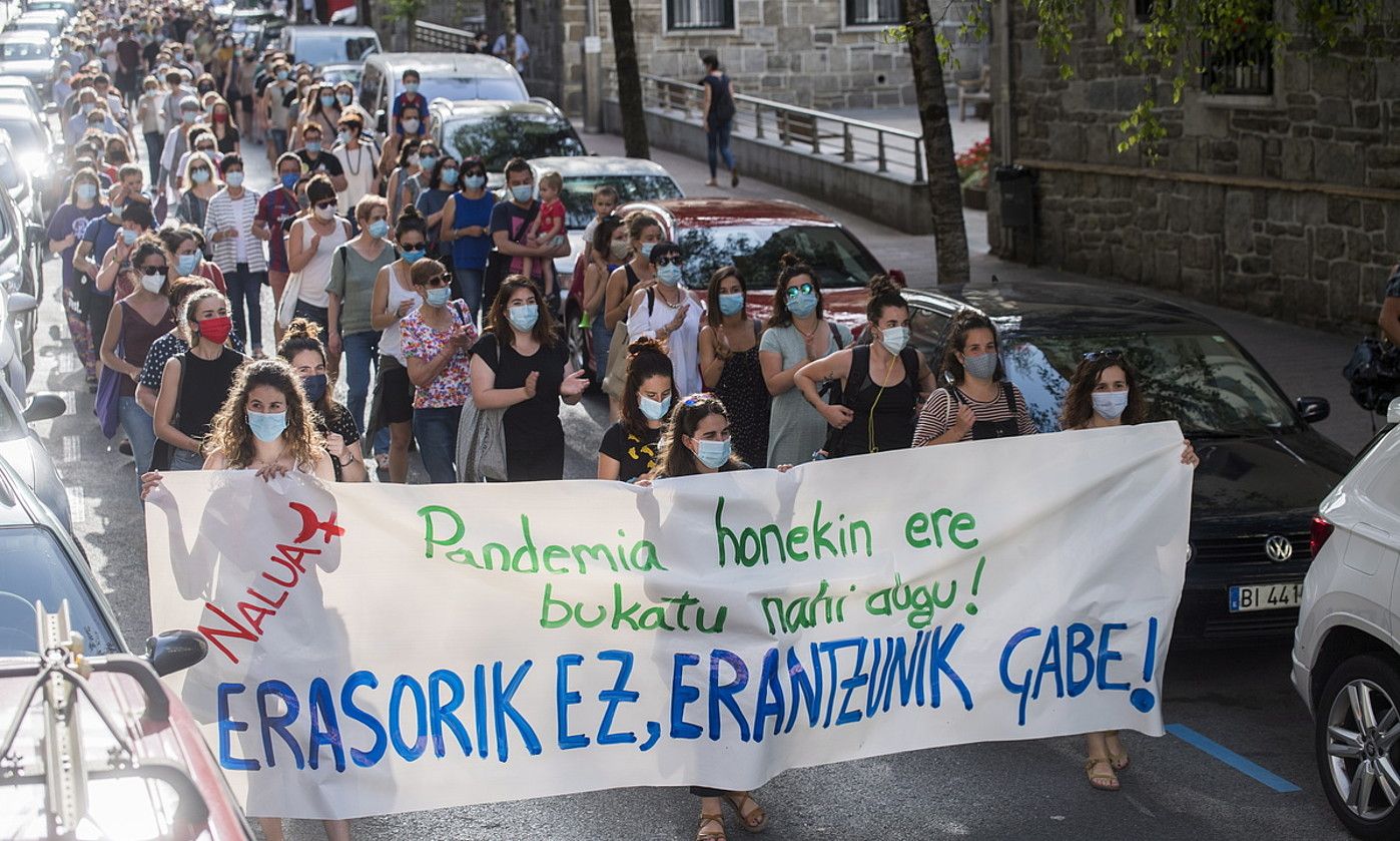 Erasoa gaitzesteko protesta egin zuten atzo Eibarren. JUAN CARLOS RUIZ / FOKU