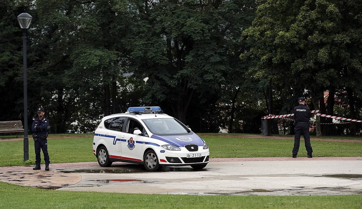 Ertzainak Bilboko Etxebarria parkean, erasoa gertatu zen tokian, iazko abuztuan. LUIS TEJIDO/ EFE